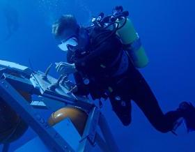 亚洲体育博彩平台 engineer diver in gear underwater